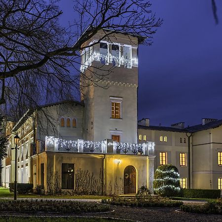 Palac Klanino Bagian luar foto