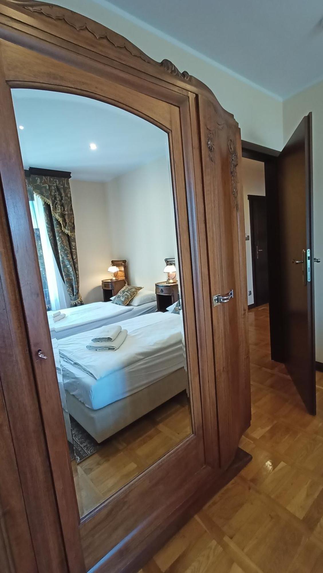 Palac Klanino Bagian luar foto