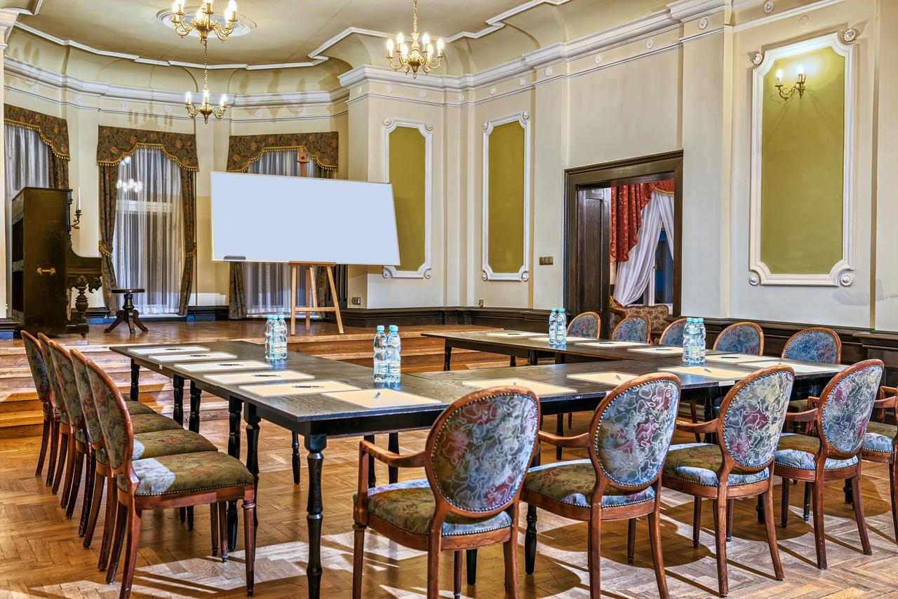 Palac Klanino Bagian luar foto