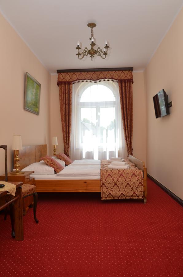Palac Klanino Bagian luar foto