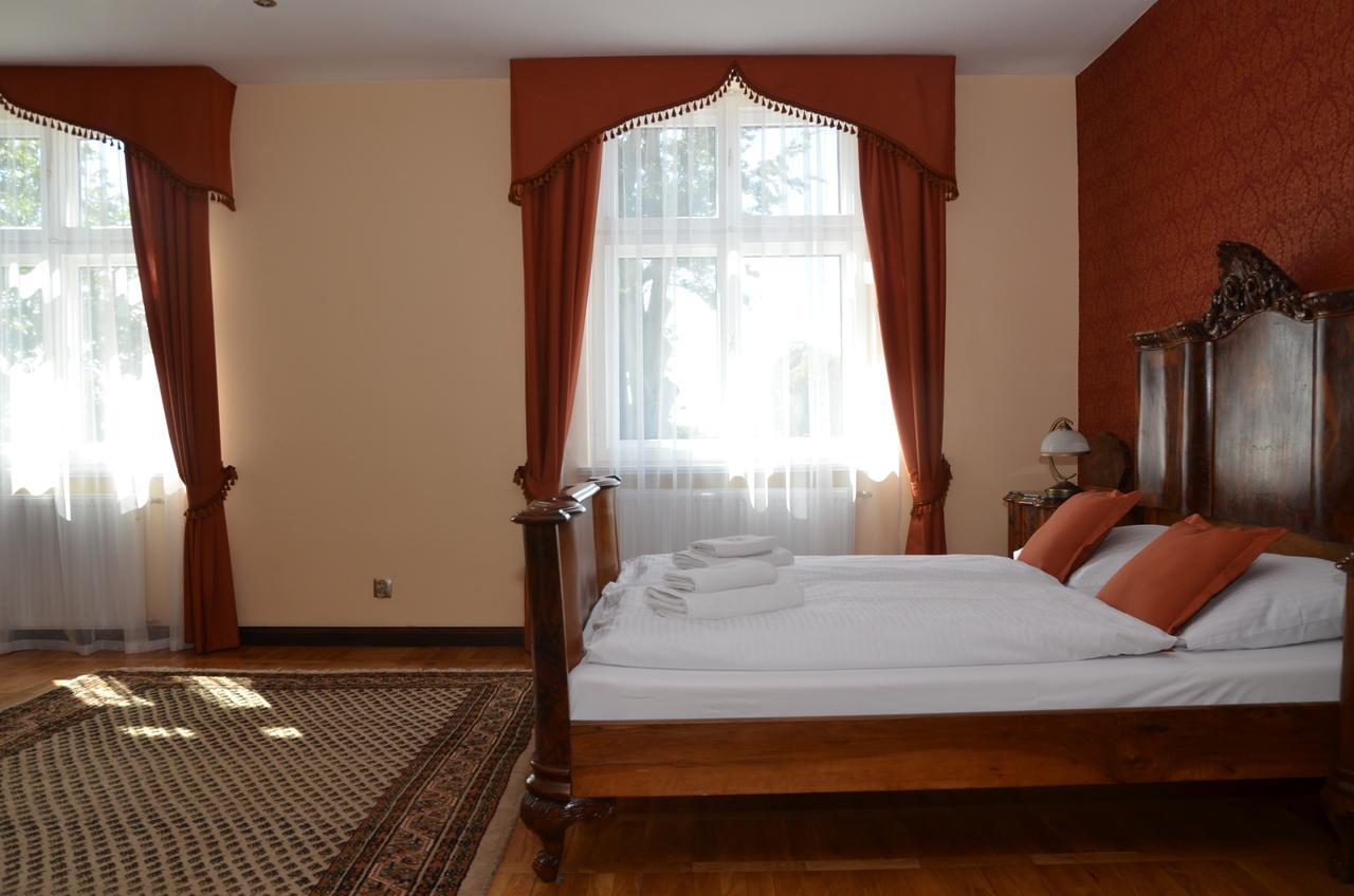 Palac Klanino Bagian luar foto